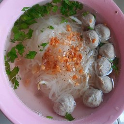ก๋วยเตี๋ยวลูกชิ้นหมูน้ำใส