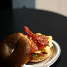 เบเกิล Bacon egg pesto bagel
