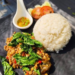 กะเพรากรอบไข่เยี่ยวม้าราดข้าว