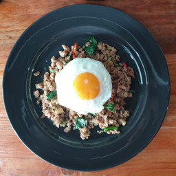 ข้าวกระเพราหมูไข่ดาว