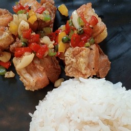 หมูกรอบคั่วพริกเกลือราดข้าว