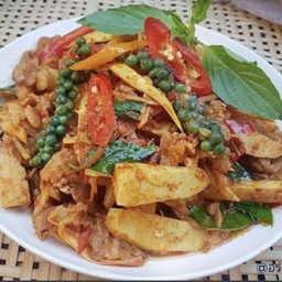 ข้าวผัดพริกแกงหน่อไม้สด