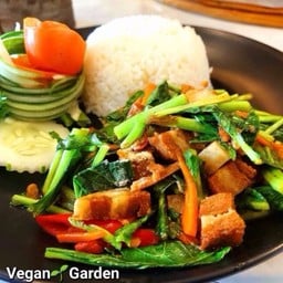 คะน้าหมูกรอบราดข้าว