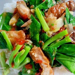 คะน้าหมูกรอบ ( เป็นกับข้าว )