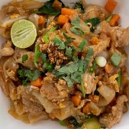 ร้านมาเด้ออาหารตามสั่ง Byเบญ (ข้างทางออกโรงพยาบาลยโสธร)