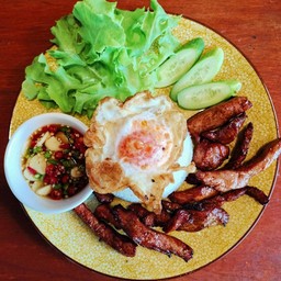 ข้าวหมูแดดเดียวจิ้มแจ่ว+ไข่ดาว