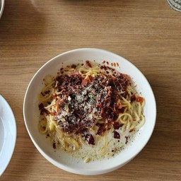 42.สปาเก็ตตี้ซอสครีมเบคอน,ไก่,หมู,เนื้อ