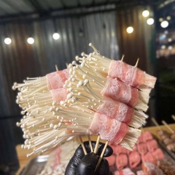 สามชั้นพันเห็ดเข็มทอง