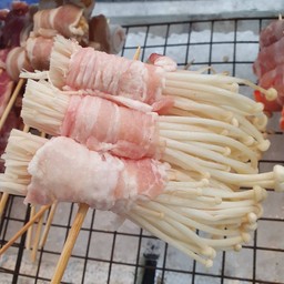 เบคอนพันเห็ดเข็มทอง