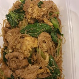 ผัดซีอิ๊วหมู เส้นหมี่