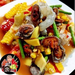 ยำหอยแครงกุ้งสดใส่ข้าวโพด