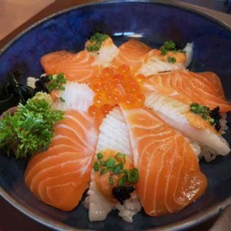 ข้าวหน้า แซลมอนเอ็นกาวะด้ง.