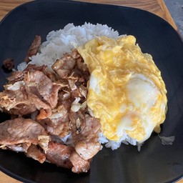 หมูกระเทียมพร้อมไข่ข้น