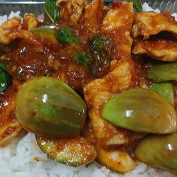 ข้าวผัดพริกแกงไก่