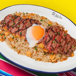 ข้าวผัดกระเทียมเนื้อออสเตรเลียและไข่ออนเซ็น