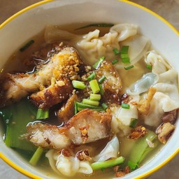 เกี๊ยวน้ำหมูกรอบ