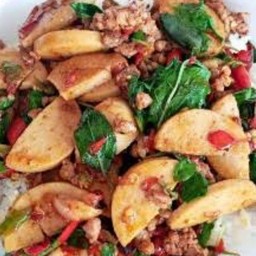 กระเพราหมูยอใส่หมูสับราดข้าว