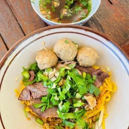 ก๋วยเตี๋ยวแห้งเนื้อสดลูกชิ้น