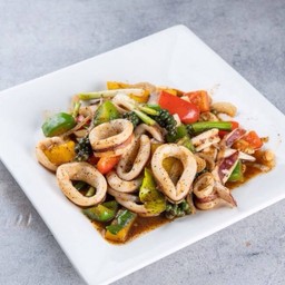 ปลาหมึกผัดพริกไทยดำ