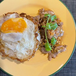 [อร่อยซ่ากับโค้ก] ข้าวหมูกระเทียม (ไม่รวมไข่) +  Coke (กระป๋อง)