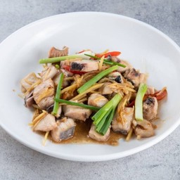 เนื้อปลาอินทรีย์ผัดขิง