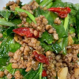 คะน้าหมูสับ ราดข้าว