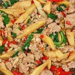 กระเพรา หน่อไม้หมูสับ ราดข้าว