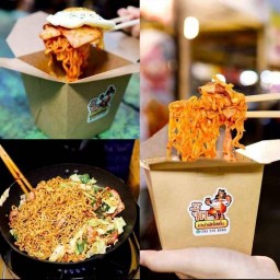 จี๊ดผัดมาม่าไข่เยิ้ม ตลาดดรีมแลนด์