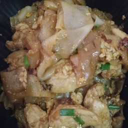 ก๋วยเตี๋ยวคั่วไก่ใส่ไข่