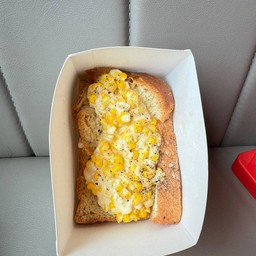 ขนมปังปิ้งข้าวโพดชีส