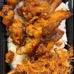 ข้าวสวยหน้าหมูทอด+หมูฝอย+แคปหมูผัดพริกแกง