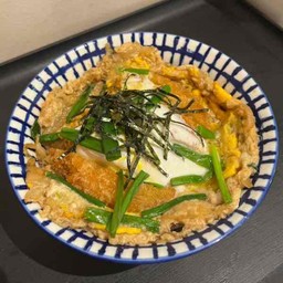 ข้าวหน้าไก่ทอดตุ๋นไข่ ( โทริคัตสึด้ง )