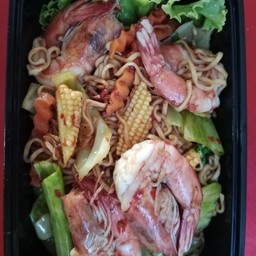 มาม่าผัดกระเพรากุ้ง