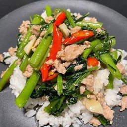 ผัดผักบุ้งราดข้าว