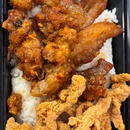 ข้าวสวยหน้าหมูทอด+หมูกระจก+แคปหมูผัดพริกแกง