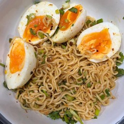 มาม่าผัดใส่ไข่ต้มอร่อยมากๆมีประโยชน์ไข่1ฟอง