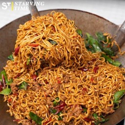 ผัดมาม่ากะเพราไส้กรอกผัดพริกแห้ง