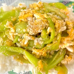 พริกหยวกใส่ไข่ราดข้าว(ไม่พริกสด)