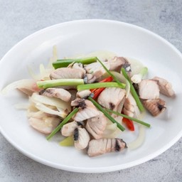 เนื้อปลาอินทรีย์ผัดต้นหอม