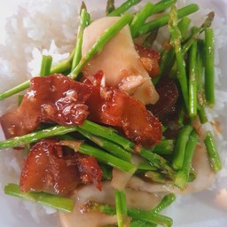 ข้าวผัดหน่อไม้ฝรั่งหมูกรอบ