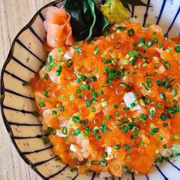 ข้าวหน้าเนกิแซลมอนโทโรมินิ.