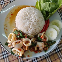ข้าวผัดกระเพราะพริแห้งปลาหมึก