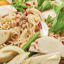 ยำหมูยอมาม่า