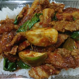 ข้าวผัดพริกแกงเนื้อ