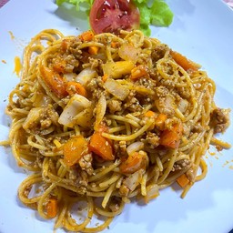 สปาเกตตีผัดซอสมะเขือเทศหมูสับ