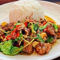 กะเพราหมูตุ๋น ราดข้าว