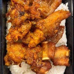 ข้าวสวยหน้าหมูทอด+ซี่โครง+แคปหมูผัดพริกแกง
