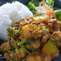 ข้าวราดผัดผงกะหรี่ทะเลรวม