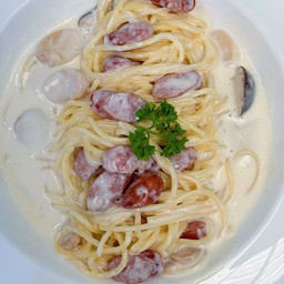 สปาเกตตีคาโบนาร่าไส้กรอก