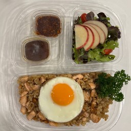 ข้าวผัดแซลมอนโปะไข่ดาว+มิโซะ+ชามะนาว